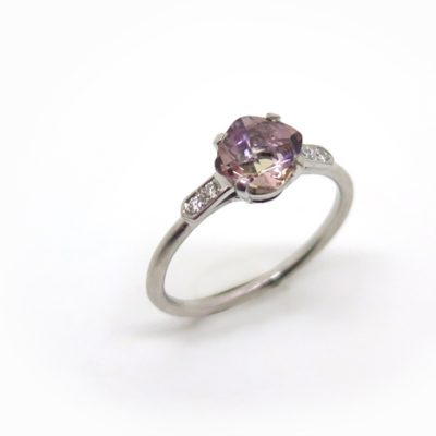 Solitaire fin orné d'un quartz carré et entouré de diamants
