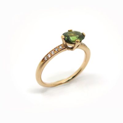 Solitaire en or rouge et saphir vert
