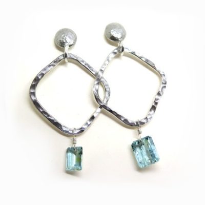 Grandes boucles d'oreilles en argent martelé et aigue marine