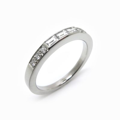 Alliance sur mesure en diamants baguette et platine