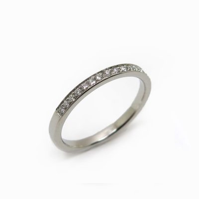 Alliance sur mesure en platine et diamants