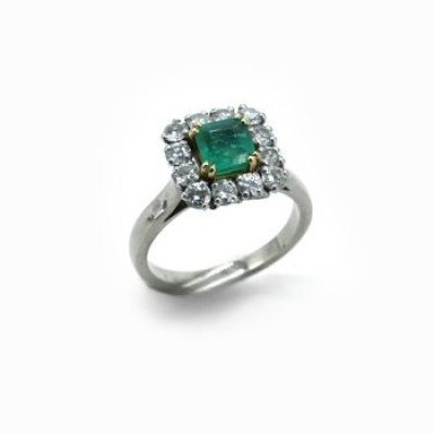 bague-a-entourage-emeraude-et-diamants-rjtny2o5jiq1ngy5n4iljpohe6s30plqx7g3qr3v6o copie