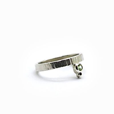 bague en peridot et spinelle noir