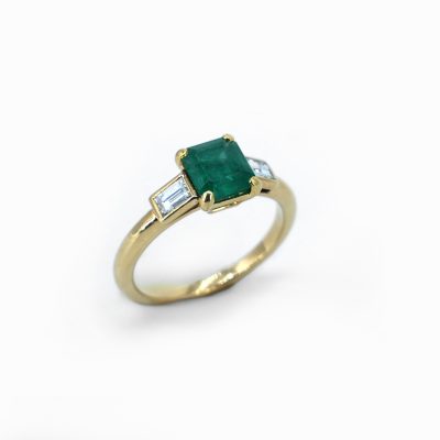 -bague en or jaune et émeraude-