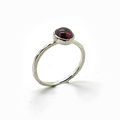 bague fine martelée en grenat