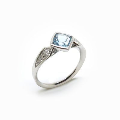 bague de fiancailles moderne or blanc aigue marine