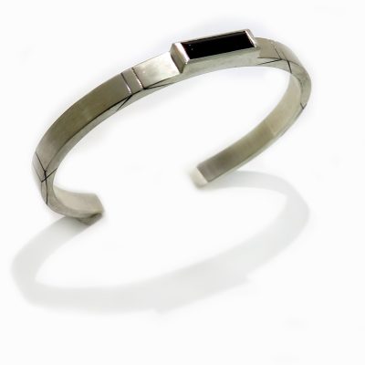 Bracelet rigide en argent orné d'une pierre