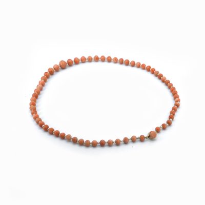 collier en or jaune 18 carat et corail