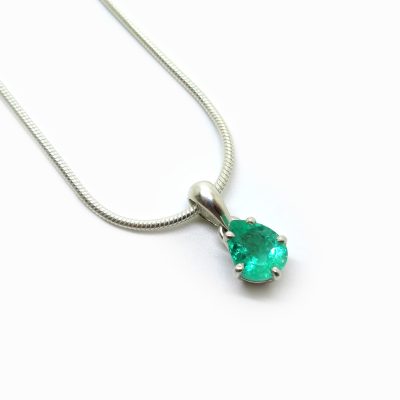 pendentif sur mesure en emeraude