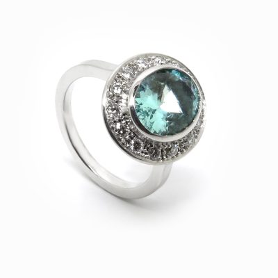 Bague a entourage aigue marine et diamants