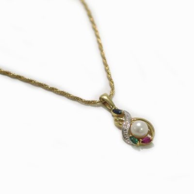 photo Pendentif en or jaune 18 carats perle d'eau douce émeraude rubis et saphir