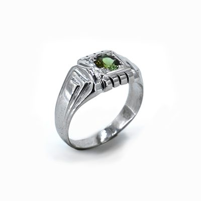 photo de bague en or blanc et tourmaline verte