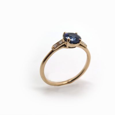 Solitaire fin en or rose orné d'un saphir ovale et épaulé de diamants
